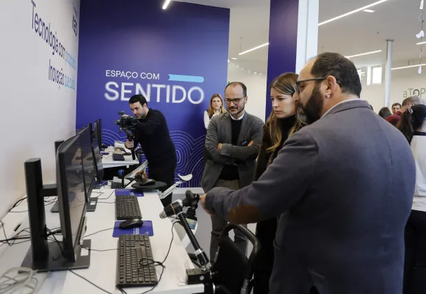 Demonstração de tecnologias de apoio com técnicos e representantes